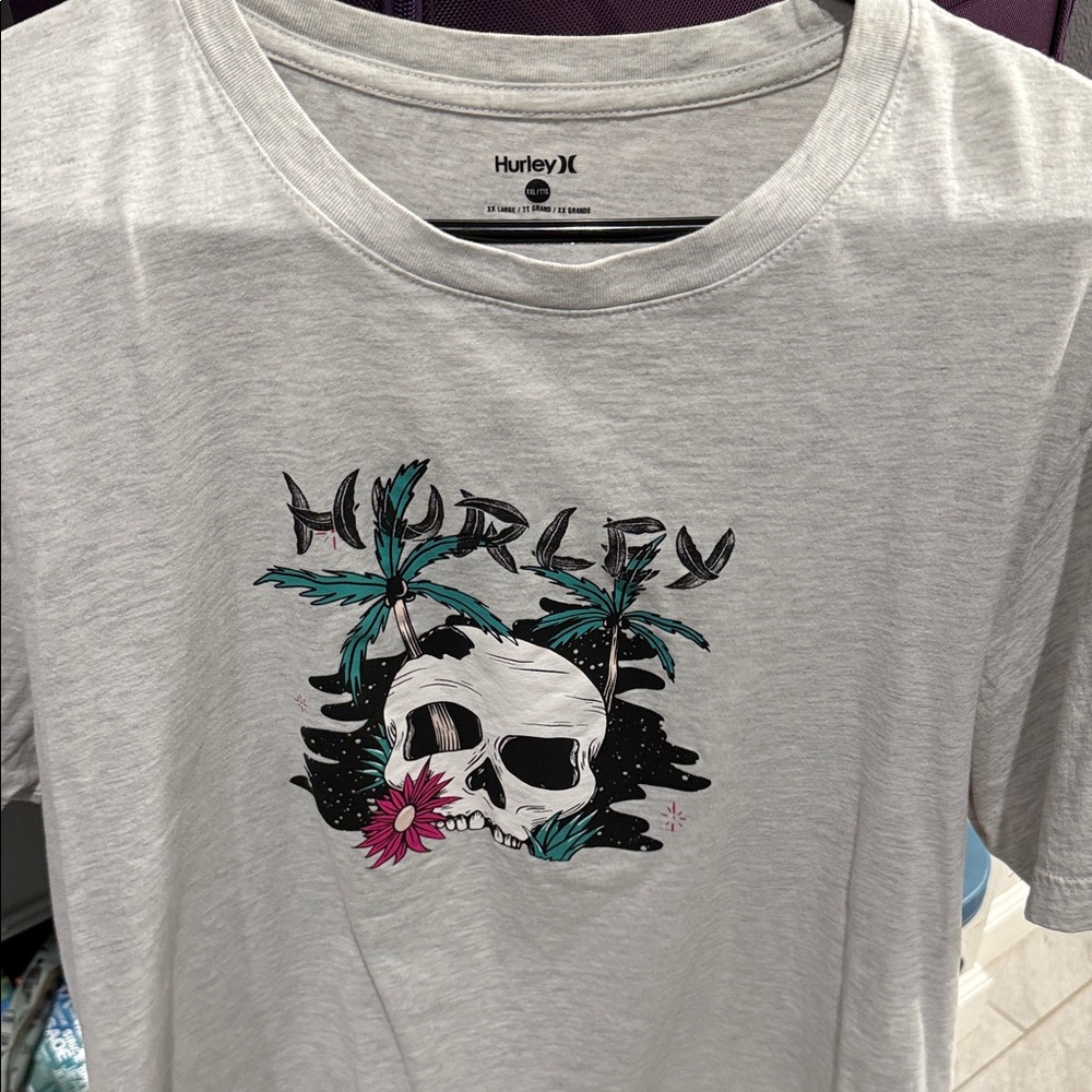 Hurley Light Gray Tee with Skull and Tropical Design